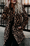 Moda elegante com bolso de leopardo básico com gola aberta