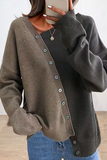 Lässiger Pullover mit Patchwork-Schnallenkontrast und schrägem Kragen