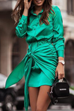 Modische Kleider mit elegantem Druck und Schnallenriemen-Design, Umlegekragen und Taillenrock